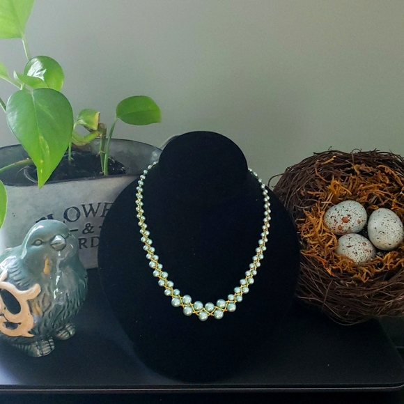 Jewelry - Blue and goldtone faux pearl necklace